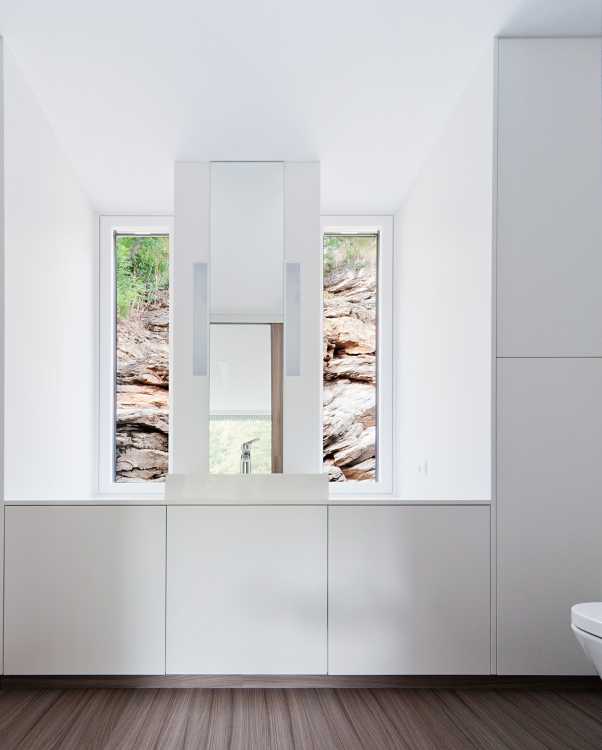 Interior de madera y ventanas en la roca